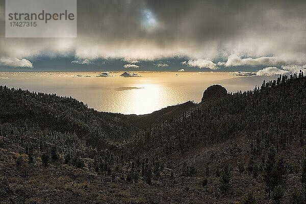 Dramatischer Wolkenhimmel über dem Meer  Gegenlicht  Sonnenuntergang  Nationalpark Teide  Teneriffa  Spanien  Europa
