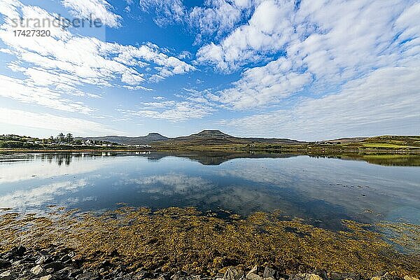 Wasserspiegelungen im See Dunvegan  Isle of Skye  Schottland  UK