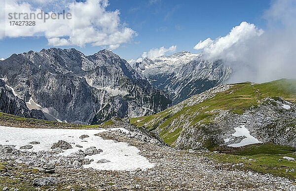 Ausblick ins Reintal und auf die Gipfel des Wettersteingebirges  links Hochwanner und Hinterreintalschrofen  rechts Gipfel der Zugspitze und Alpspitze mit Zugspitzplatt  Wanderweg zur Meilerhütte  Frauenalpl  Wettersteingebirge  Garmisch Partenkirchen  Bayern  Deutschland  Europa