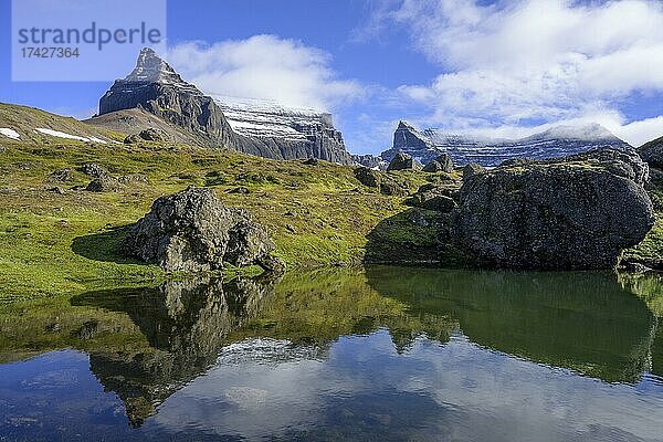 Berge Súla Stöpull und Tindfell spiegeln sich in einem See  Felssturzgebiet Störuð  Borgarfjörður  Austurland  Island  Europa