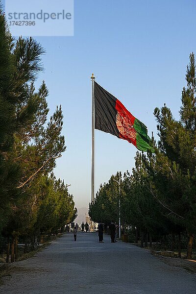 Riesige Flagge über Kabul  Afghanistan  Asien