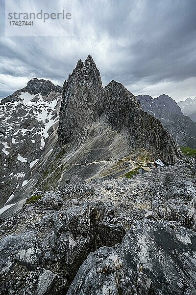 Berge bei dramatischen Wolken  Ausblick vom Gipfel der Westliche Törlspitze  hinten Partenkirchner Dreitorspitze  Wettersteingebirge  Garmisch-Partenkirchen  Bayern  Deutschland  Europa