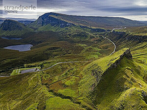 Luftaufnahme der zerklüfteten Berglandschaft des Quiraing  Isle of Skye  Schottland  UK