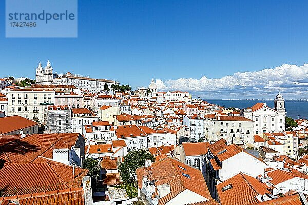 Portugal Reise reisen Stadt Blick auf Altstadt Alfama mit Kirche Sao Vicente de Fora in Lissabon  Portugal  Europa