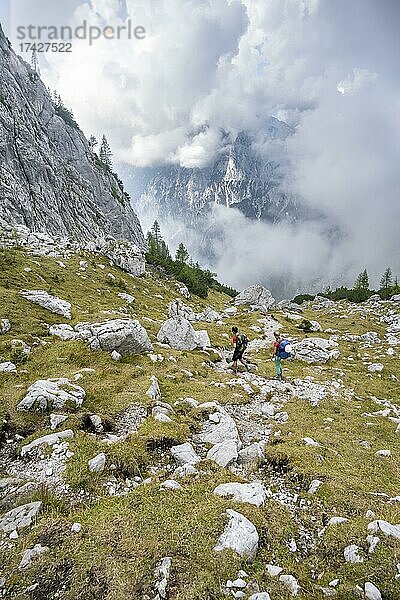 Zwei Wanderer beim Abstieg durch das Ofental  Berglandschaft  Berchtesgadener Alpen  Berchtesgadener Land  Oberbayern  Bayern  Deutschland  Europa