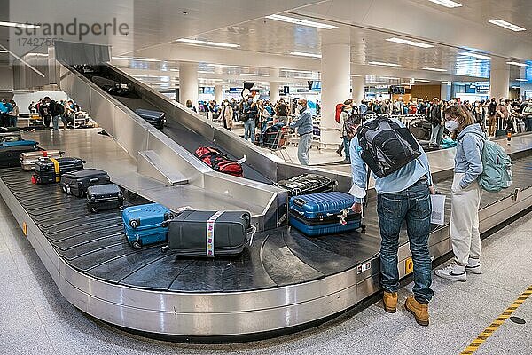Personen warten bei der Gepäckausgabe an einem Flughafen  Flughafen Reykjavik  Island  Europa