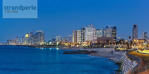 Skyline Panorama blaue Stunde Nacht nachts Stadt Meer Hochhäuser abends in Tel Aviv  Israel  Asien