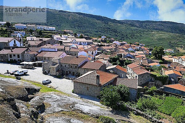 Blick auf Linhares de Beira  Historisches Dorf in der Serra da Estrela  Bezirk Castelo Branco  Beira  Portugal  Europa