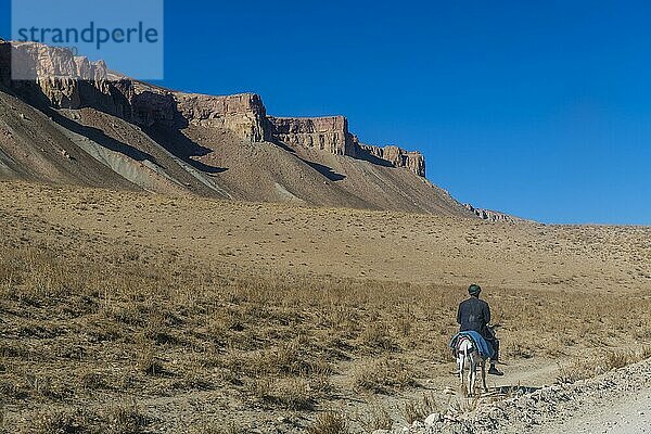 Einsamer Ausritt im Unesco-Nationalpark  Band-E-Amir-Nationalpark  Afghanistan  Asien