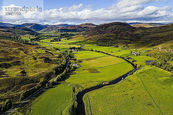 Luftaufnahme der wunderschönen Landschaft um Dalnaglar Castle  Glenshee  Schottland  UK
