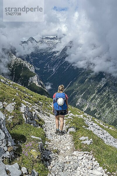 Wanderin auf einem Wanderweg  hinten Reintal  Wettersteingebirge  Garmisch-Partenkirchen  Bayern  Deutschland  Europa
