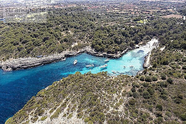 Luftaufnahme  Cala Sa Nau  bei Cala d'Or  mit Stränden und Segelbooten Region Migjorn  Mallorca  Balearen  Spanien  Europa