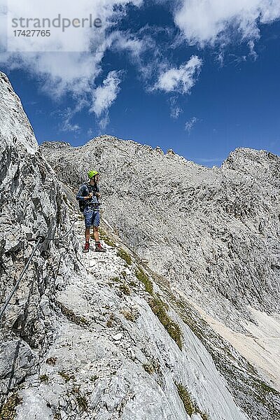 Wanderer auf dem Wanderweg Hermann-von-Barth-Weg  Klettersteig zur Partenkirchner Dreitorspitze  Wettersteingebirge  Bayern  Deutschland  Europa