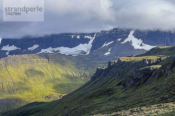 Wolkenverhangenes Dyrfjallmassiv  Wanderung Störuð  Borgarfjörður  Austurland  Island  Europa