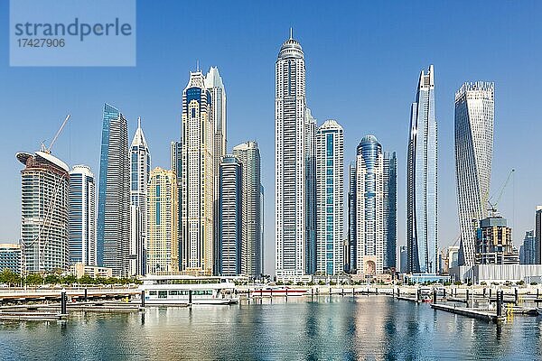 Dubai Marina und Harbour Skyline Architektur Urlaub in Arabien Wasser Spiegelung in Dubai  Vereinigte Arabische Emirate  Asien