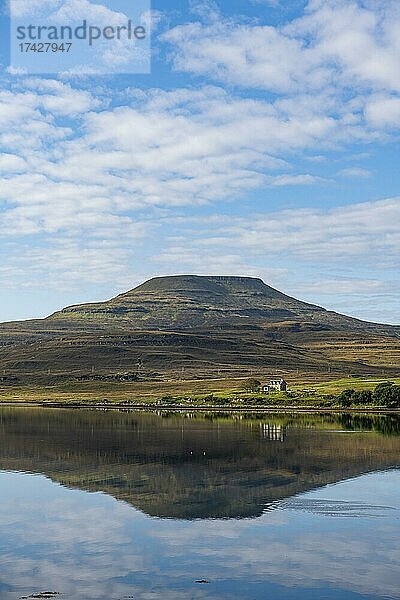 Wasserspiegelungen im See Dunvegan  Isle of Skye  Schottland  UK