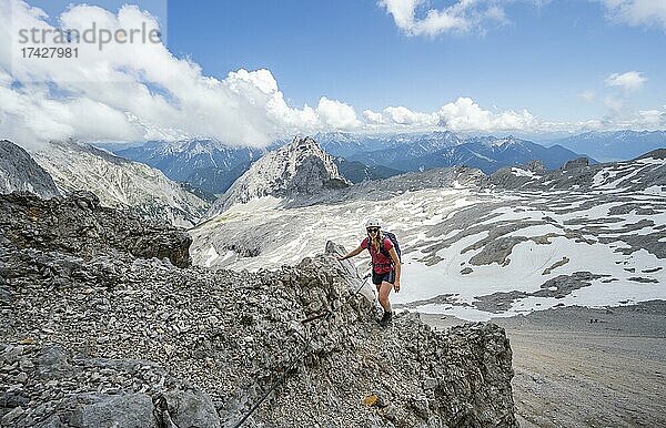 Wanderin auf dem Klettersteig zur Patenkirchner Dreitorspitze  Wettersteingebirge  Garmisch-Partenkirchen  Bayern  Deutschland  Europa