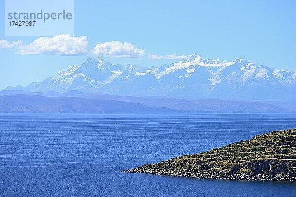 Blick über den See auf die Bergkette Cordillera Real  Isla del Sol  Titicacasee  Departement La Paz  Bolivien  Südamerika