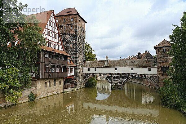 Weinstadel und Henkersteg am Fluss Pegnitz  Altstadt  Nürnberg  Franken  Bayern  Deutschland  Europa