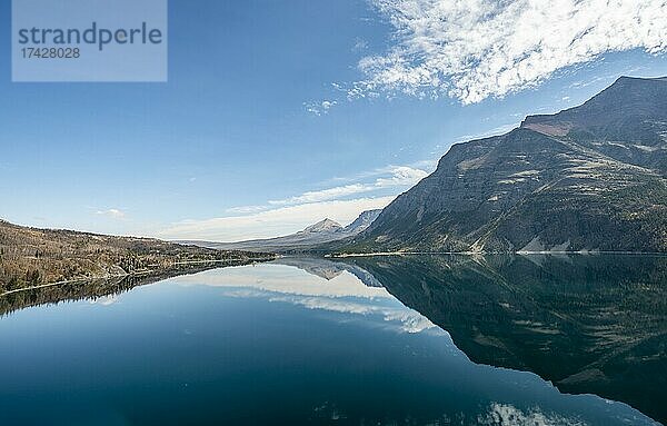 Berge spiegeln sich im See  Saint Mary Lake  Glacier Nationalpark  Rocky Mountains  Montana  USA  Nordamerika