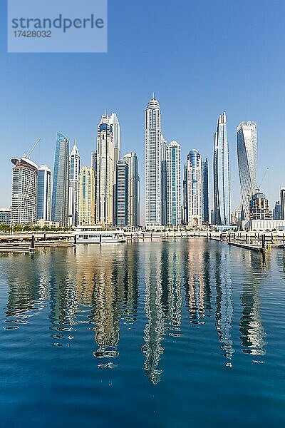 Dubai Marina und Harbour Skyline Architektur Urlaub in Arabien Wasser Spiegelung in Dubai  Vereinigte Arabische Emirate  Asien