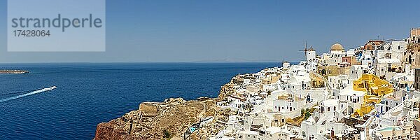 Insel Santorini Ferien Reise reisen Stadt Oia am Mittelmeer mit Windmühlen Panorama in Santorin  Griechenland  Europa