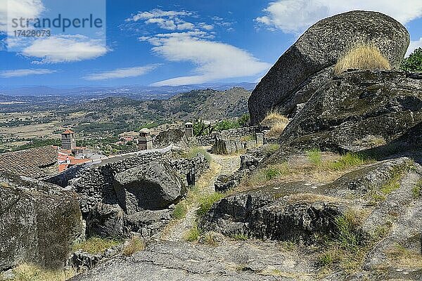 Schloss Monsanto  Historisches Dorf in der Serra da Estrela  Bezirk Castelo Branco  Beira  Portugal  Europa