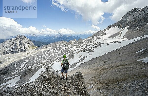 Wanderer auf dem Wanderweg Hermann-von-Barth-Weg  Klettersteig zur Partenkirchner Dreitorspitze  Ausblick auf das Leutascher Platt mit Gipfel Öfelekopf  Wettersteingebirge  Bayern  Deutschland  Europa