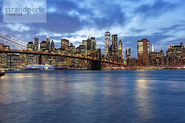 New York City Skyline Nacht Stadt Manhattan Brooklyn Bridge World Trade Center WTC in New York  USA  Nordamerika
