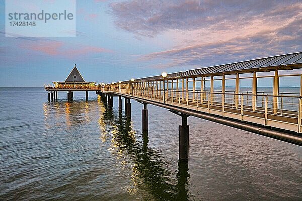 Abendstimmung  Seebrücke am Strand von Heringsdorf  Insel Usedom  Mecklenburg-Vorpommern  Deutschland  Europa