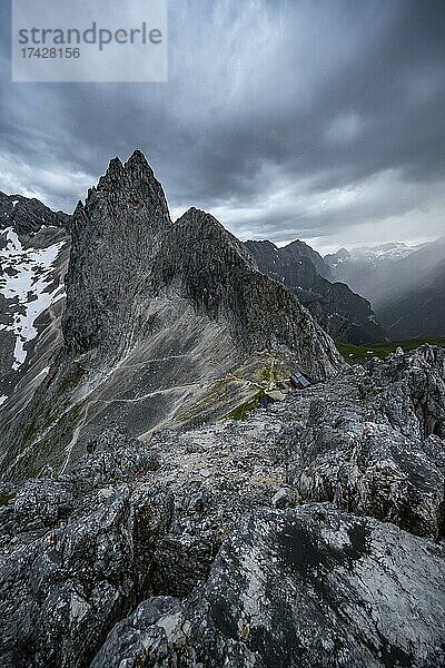 Berge bei dramatischen Wolken  Ausblick vom Gipfel der Westliche Törlspitze  hinten Partenkirchner Dreitorspitze  Wettersteingebirge  Garmisch-Partenkirchen  Bayern  Deutschland  Europa