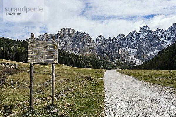 Val Venegia  im HIntergrund Palagruppe  Parco Naturale Paneveggio Pale di San Martino  Rollepass  Trentino  Italien  Europa