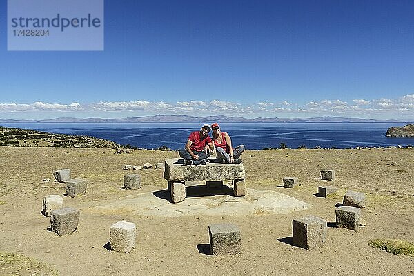 älteres Pärchen sitzt auf der Roca Sagrada  Kultstätte der Inka  Isla del Sol  Titicacasee  Departement La Paz  Bolivien  Südamerika