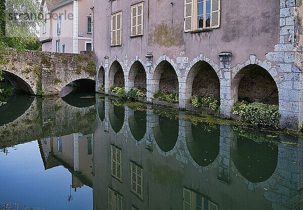 Altstadtgasse am Kanal  Chartres  Eure-et-Loir  Frankreich  Europa