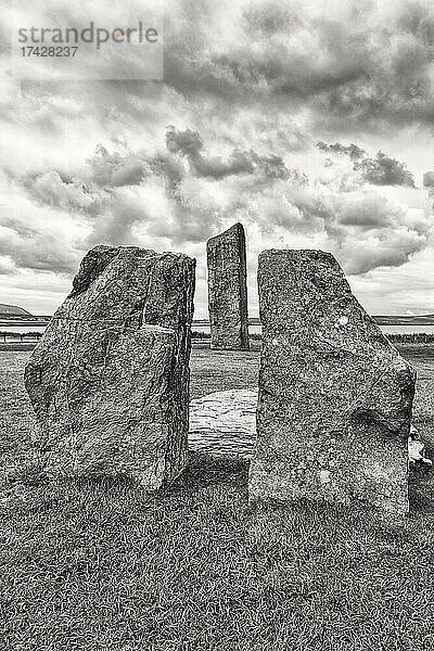 Neolithisches Monument  Henge  Standing Stones of Stenness  dramatischer Wolkenhimmel  Mainland  Orkney  Schottland  Großbritannien  Europa