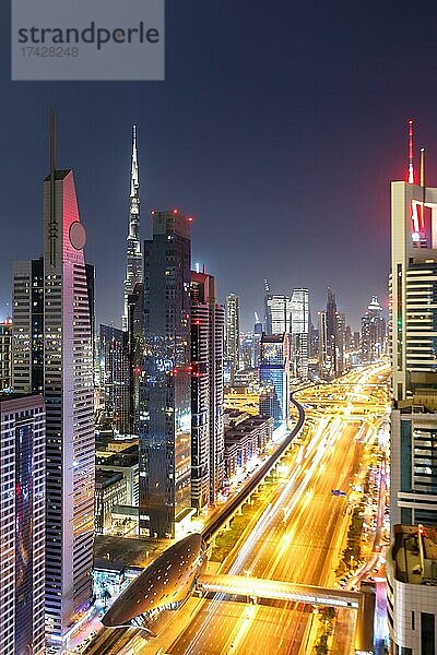 Dubai Sheikh Zayed Road Burj Khalifa Kalifa Hochhaus Wolkenkratzer Skyline Architektur in Dubai  Vereinigte Arabische Emirate  Asien