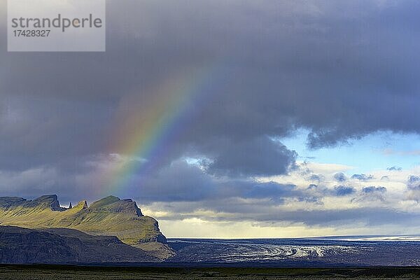 Regenbogen über der Landschaft an der Ringstraße auf dem Weg nach Skaftafell  Suðurland  Island  Europa