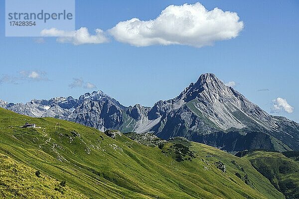 Ausblick Hohes Licht (hinten links) und auf Biberkopf (hinten rechts)  links Widdersteinhütte  Allgäuer Alpen  bei Hochkrumbach  Vorarlberg  Österreich  Europa