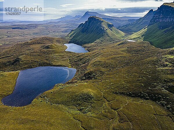 Luftaufnahme der zerklüfteten Berglandschaft des Quiraing  Isle of Skye  Schottland  UK