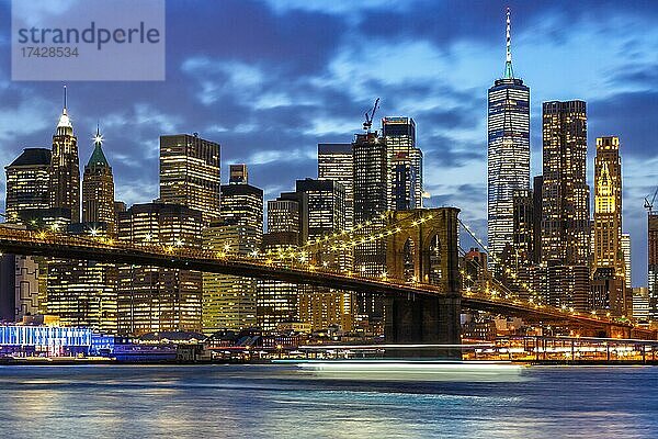 New York City Skyline Nacht Stadt Manhattan Brooklyn Bridge World Trade Center WTC in New York  USA  Nordamerika