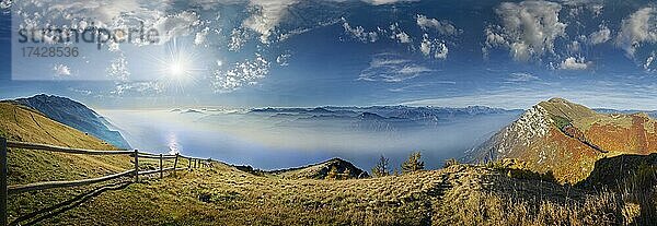 Berg Panorama mit Gardasee im Morgennebel  Monte Baldo  Malcesine  Verona Italien  Trentino-Alto Adige  Italien  Europa