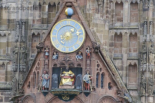 Figuren vom Männleinlaufen und Turmuhr an der Frauenkirche  Nürnberg  Franken  Bayern  Deutschland  Europa