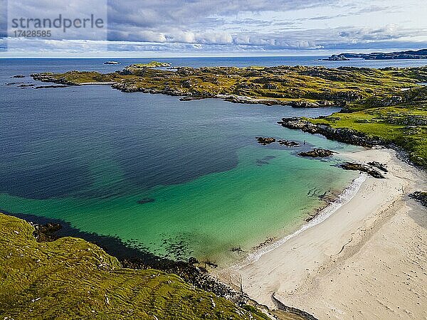 Luftaufnahme von weißem Sand und türkisfarbenem Wasser am Bosta Beach  Isle of Lewis  Äußere Hebriden  Schottland  UK