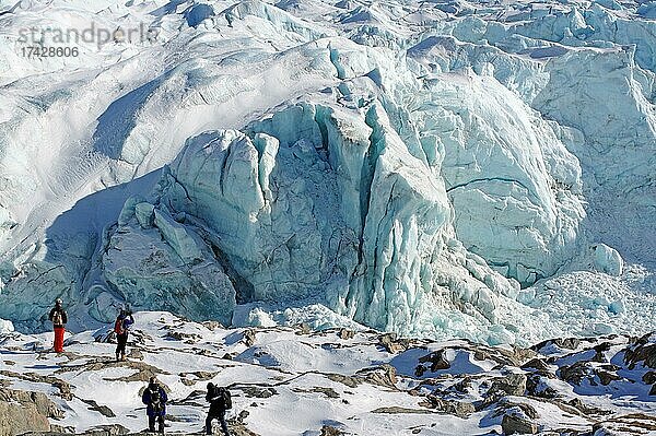 Menschen vor Spalten und Eisfront eines Gletschers  Russell Gletscher  Kangerlussuaq  Grönland  Dänemark  Nordamerika