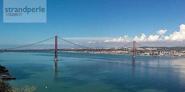 Lissabon Brücke Ponte 25 de Abril über Fluss Tejo Panorama Reise reisen Stadt in Lissabon  Portugal  Europa