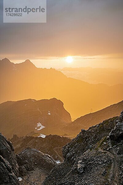 Felsige Berge und Gipfel bei Sonnenuntergang  Wettersteingebirge  Garmisch-Partenkirchen  Bayern  Deutschland  Europa