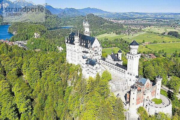 Schloss Neuschwanstein Luftbild Architektur Alpen Landschaft Bayern Reise reisen in Füssen  Deutschland  Europa