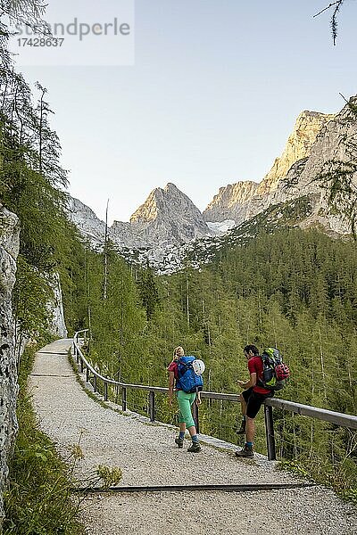 Zwei Wanderer beim Aufstieg  Wanderung zum Hochkalter  Berchtesgadener Alpen  Berchtesgadener Land  Oberbayern  Bayern  Deutschland  Europa