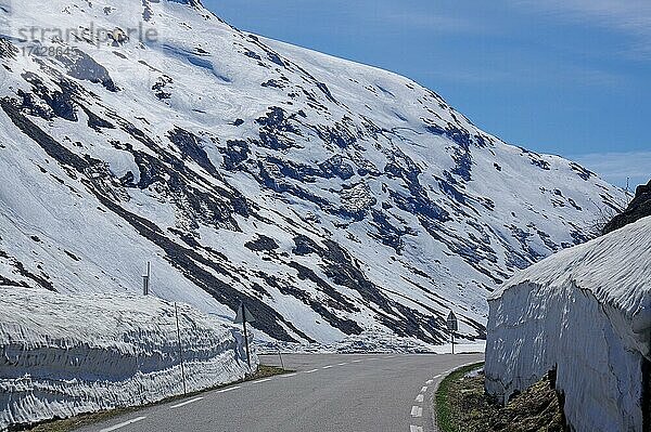 Schneewände entlang einer Straße  spätwinterliche Berglandschaft  Gaularfjellet  Vestlandet  Norwegen  Europa