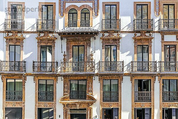 Eine Fassade eines alten Mietshauses in Sevilla  Andalusien  Spanien  Europa